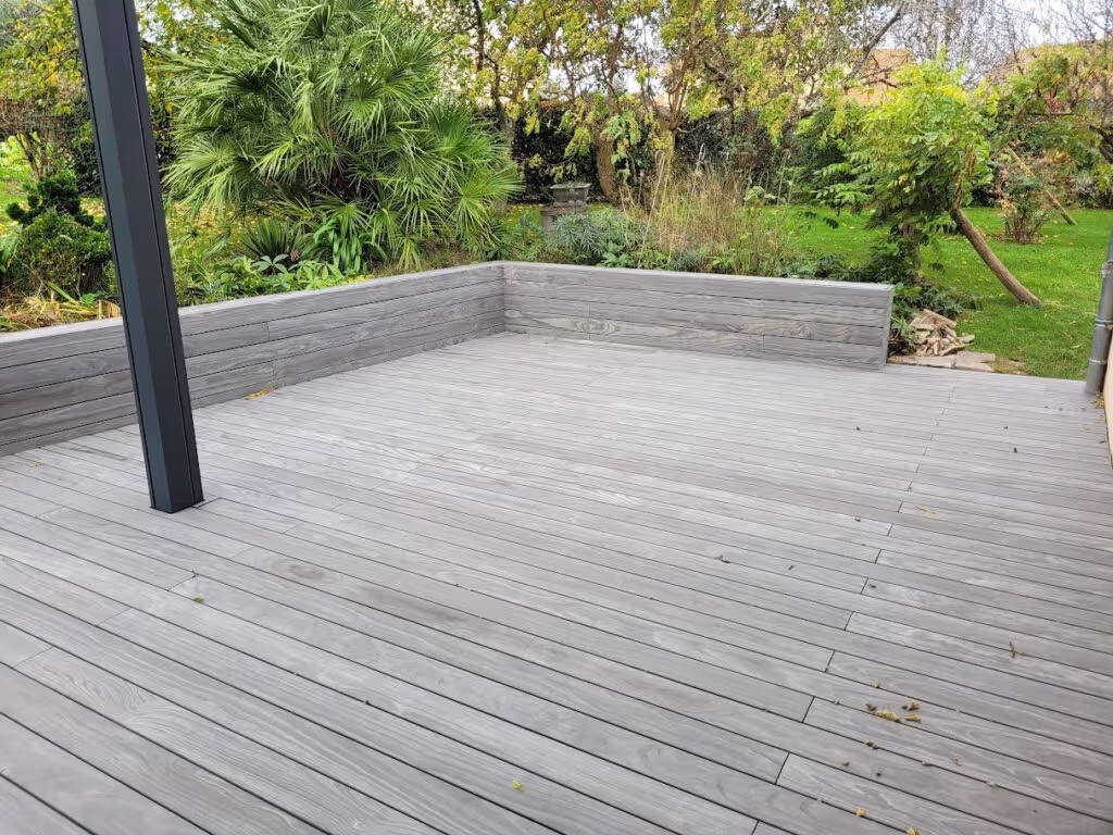 An elegant, durable deck in the Sarthe