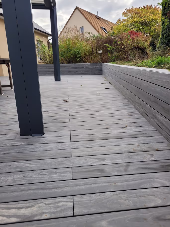 An elegant, durable deck in the Sarthe