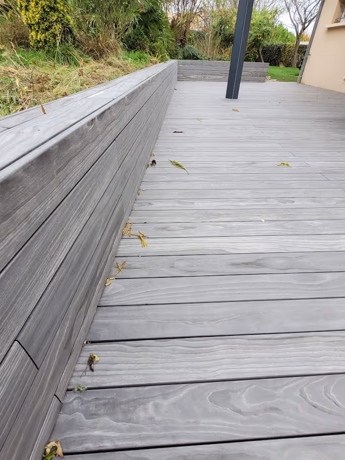 An elegant, durable deck in the Sarthe