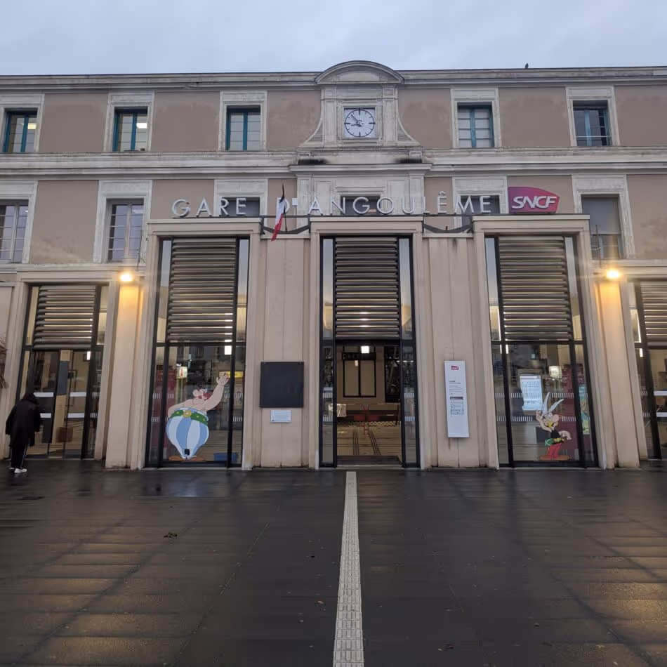 Accoya shutters at Angoulême station: still stable after 10 years