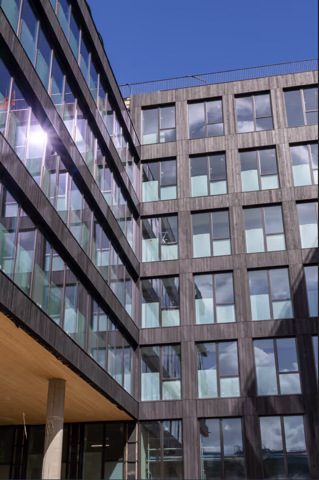 BLACK : le plus grand bâtiment bas carbone de France en bois brûlé Accoya