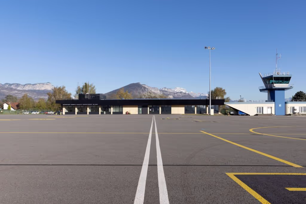 Accoya cladding for the restructuring of Annecy airport terminal