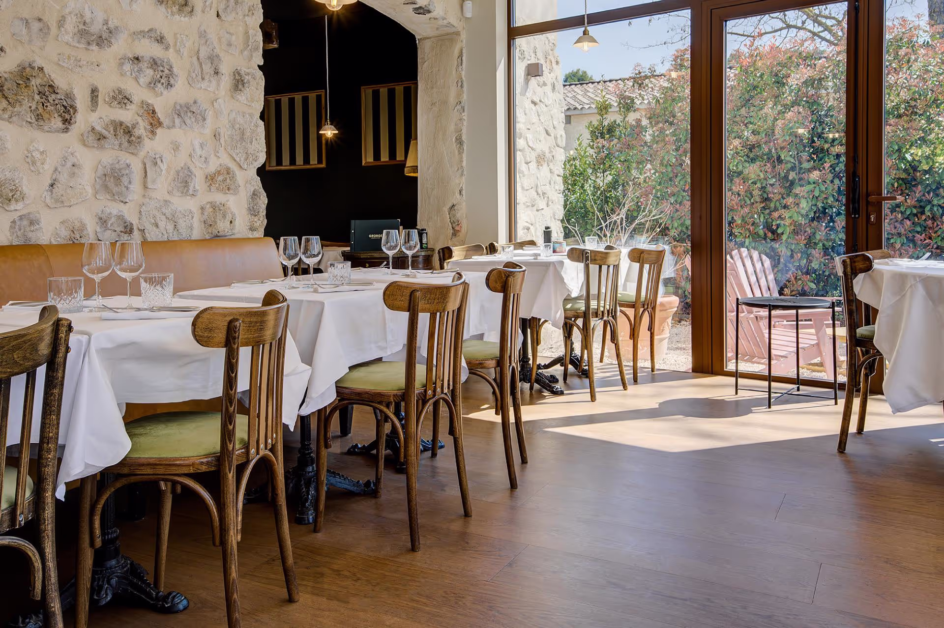 The elegance of brown wood at the heart of a Provençal restaurant