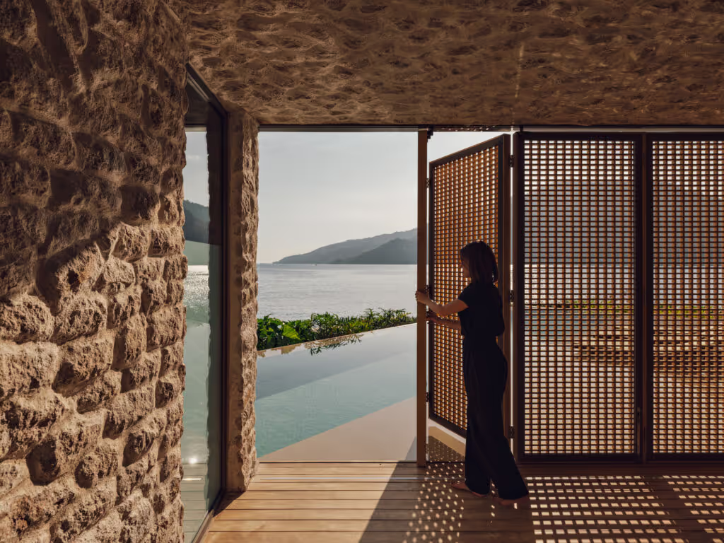 Casa Angra: a 1980s coastal house reinvented with Accoya