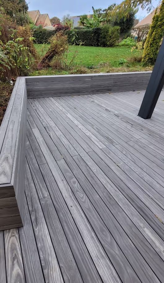 An elegant, durable deck in the Sarthe