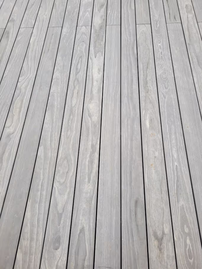 An elegant, durable deck in the Sarthe