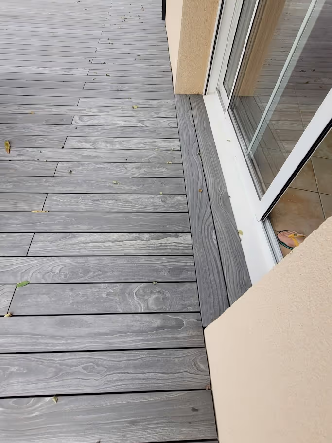 An elegant, durable deck in the Sarthe
