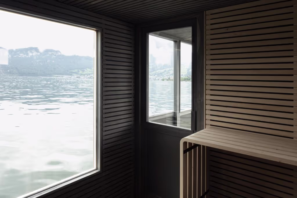Un bateau-sauna en bois Accoya