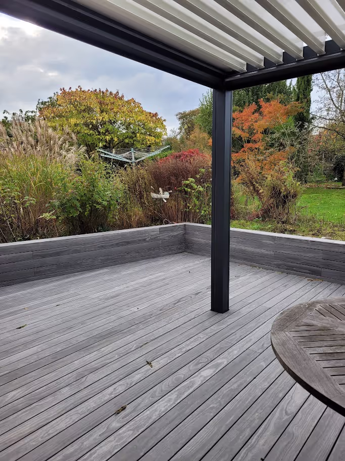 An elegant, durable deck in the Sarthe