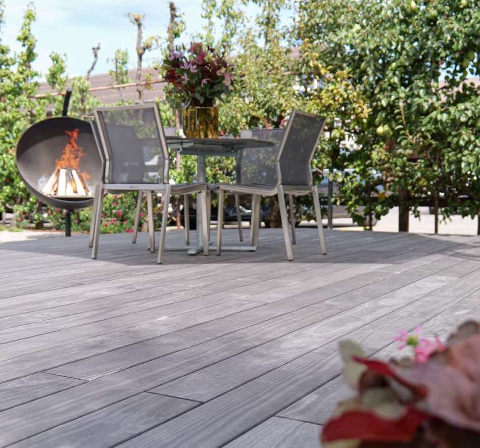 Une terrasse de jardin en bois Accoya Color gris