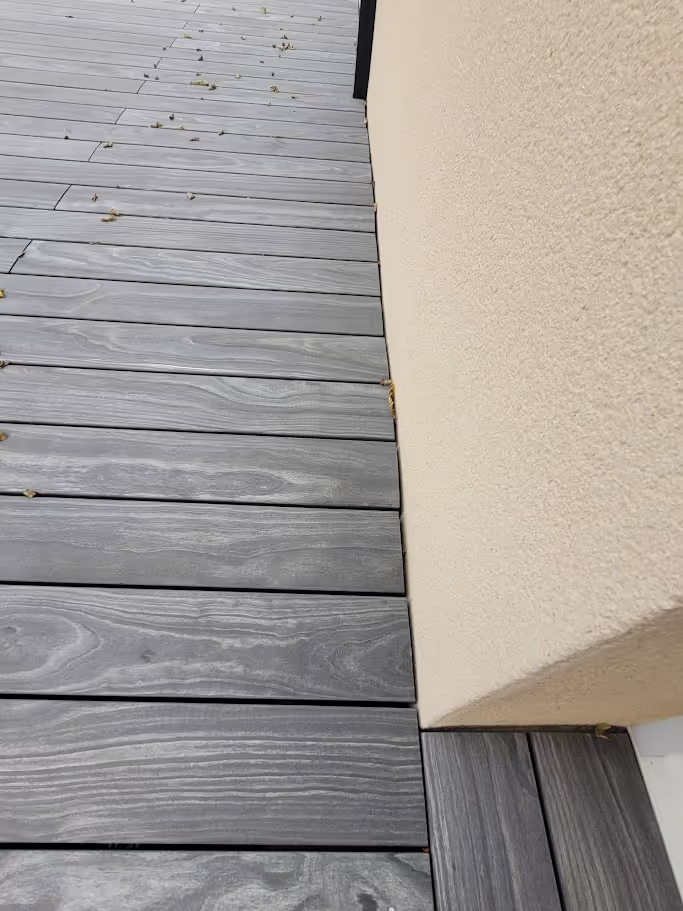 An elegant, durable deck in the Sarthe