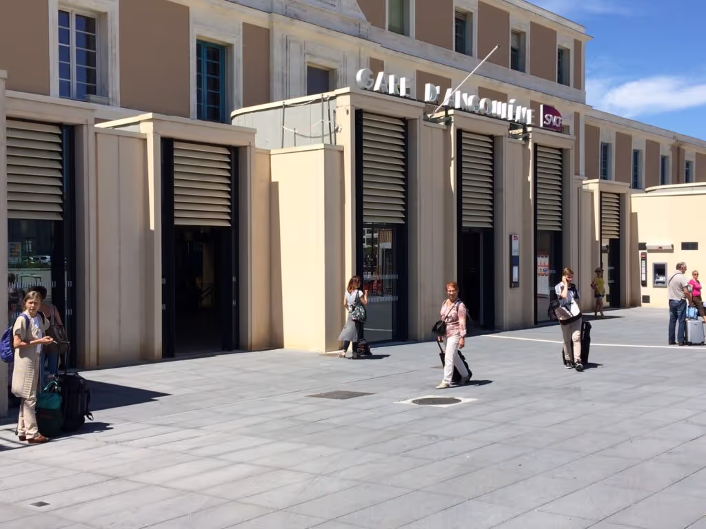 Accoya shutters at Angoulême station: still stable after 10 years