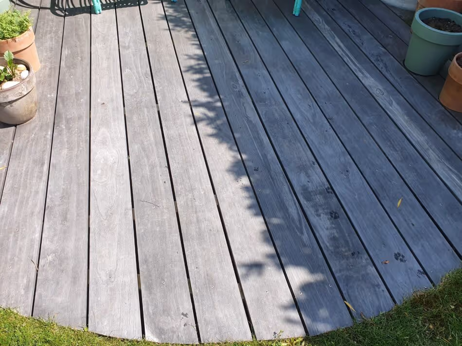 A garden oasis with an Accoya Color Grey deck