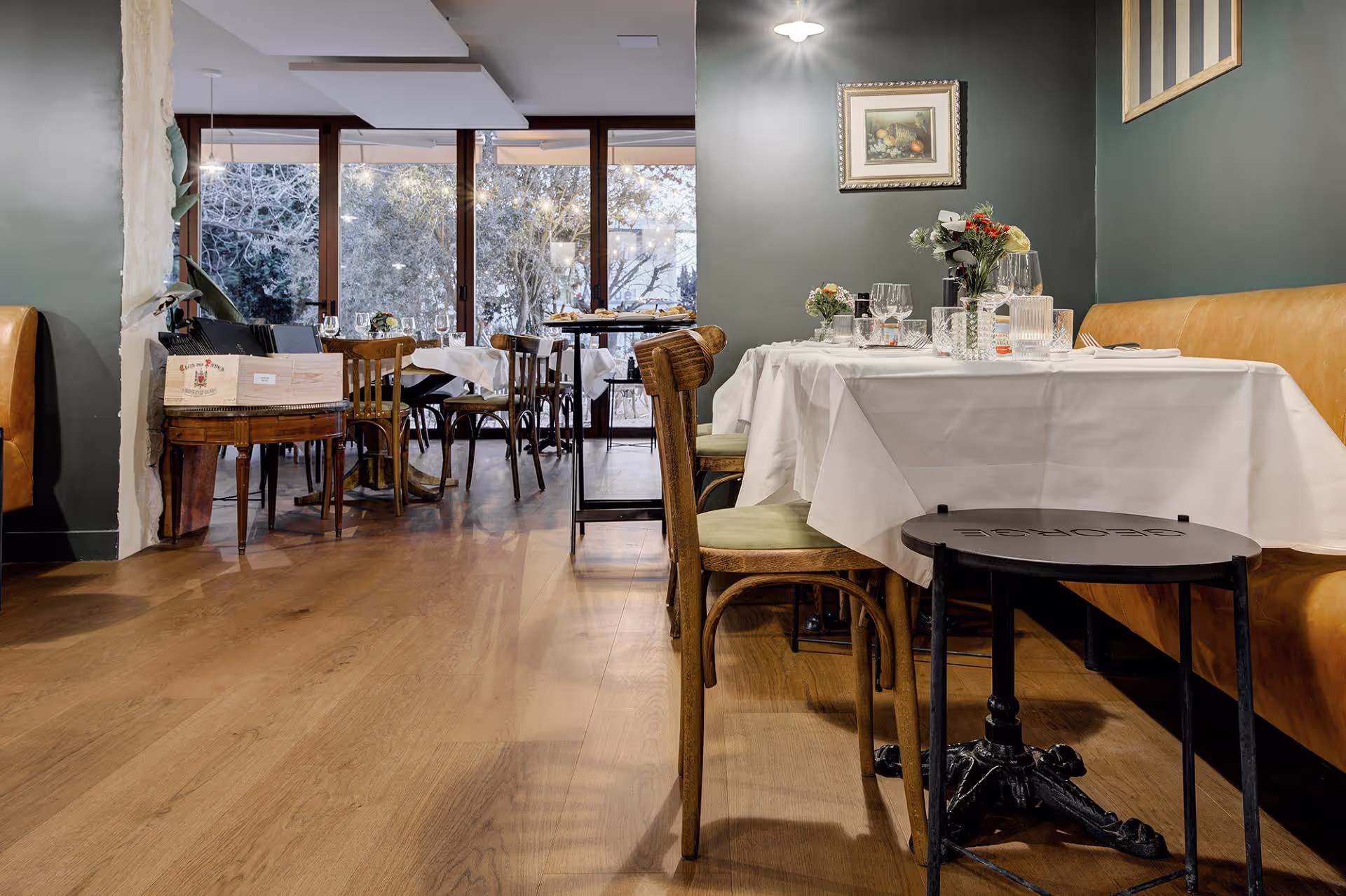 The elegance of brown wood at the heart of a Provençal restaurant