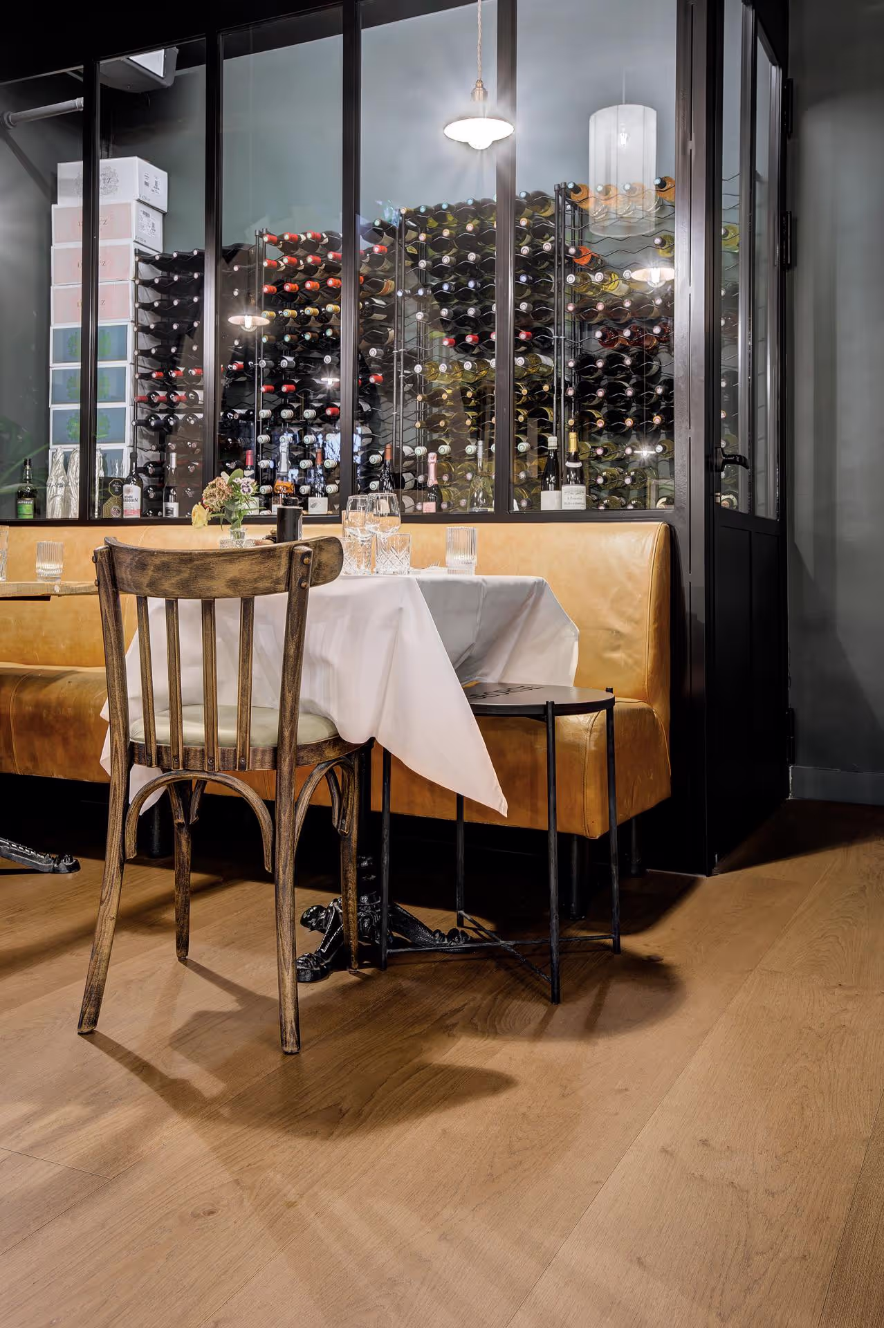The elegance of brown wood at the heart of a Provençal restaurant