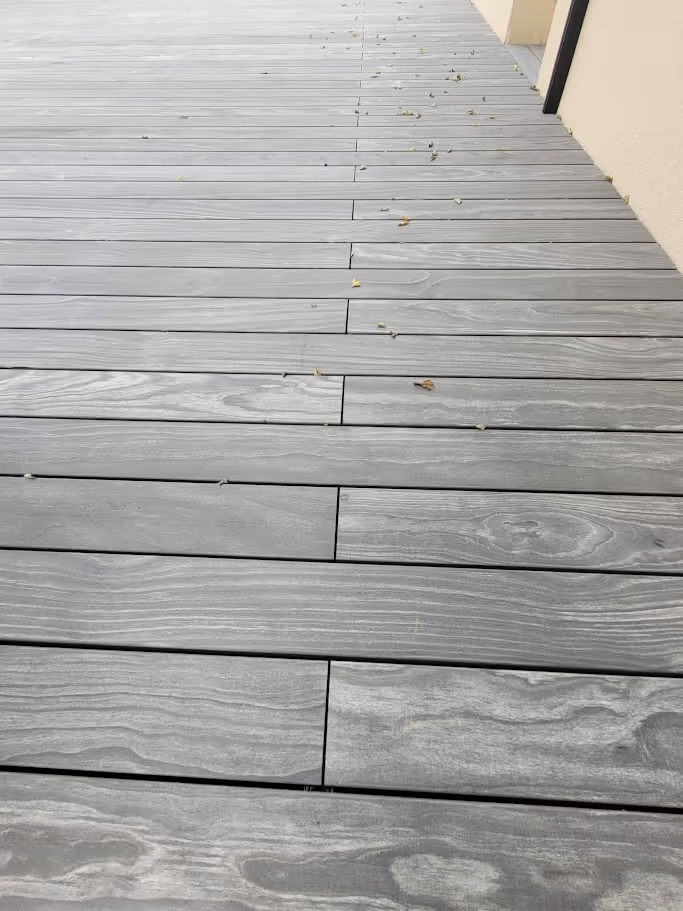 An elegant, durable deck in the Sarthe