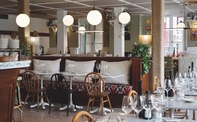 Cadre typique pour l’Hôtel de la Plage au Cap-Ferret, avec Delphine Carrère