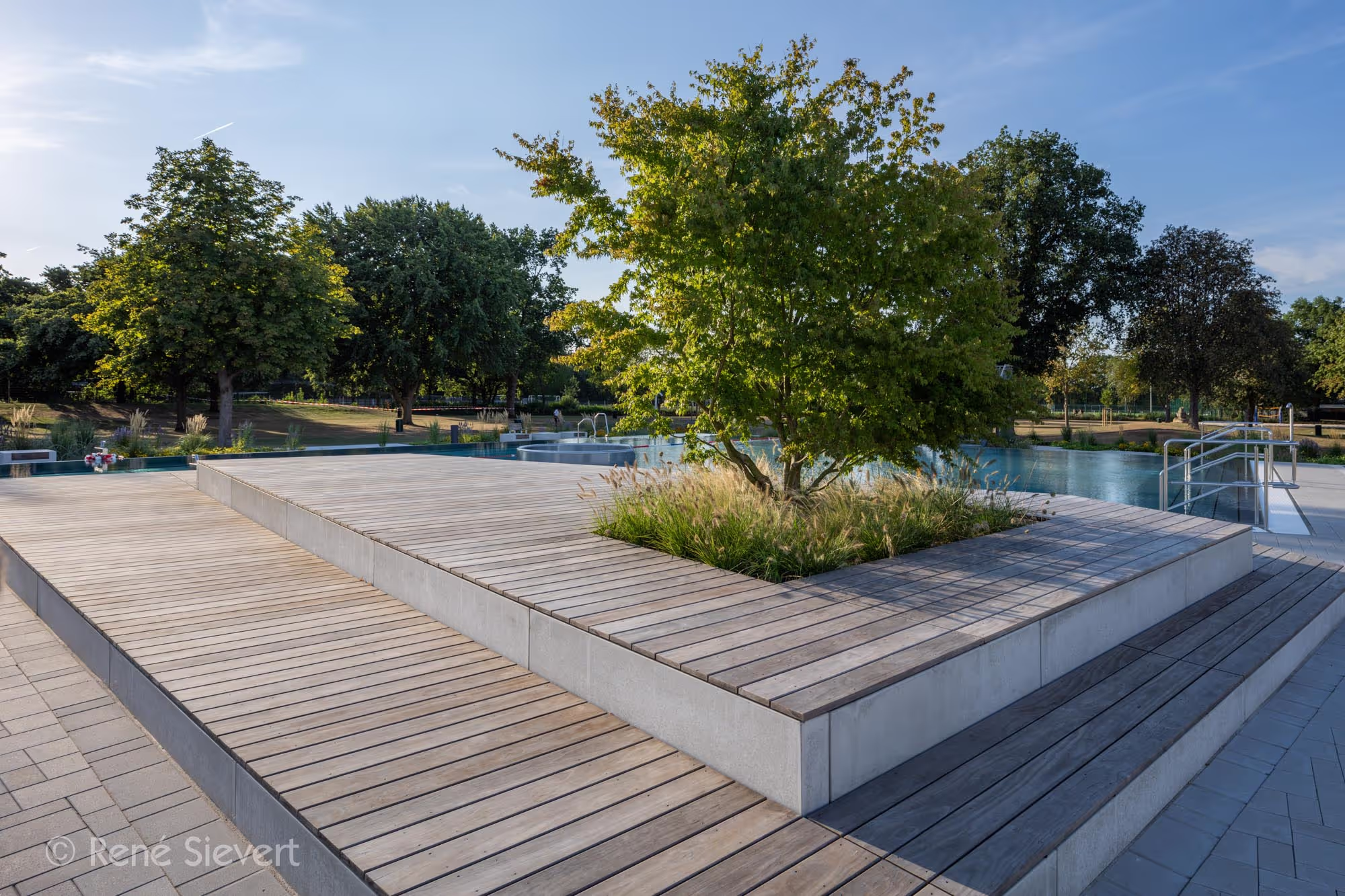 Piscine publique couverte en bois Kebony