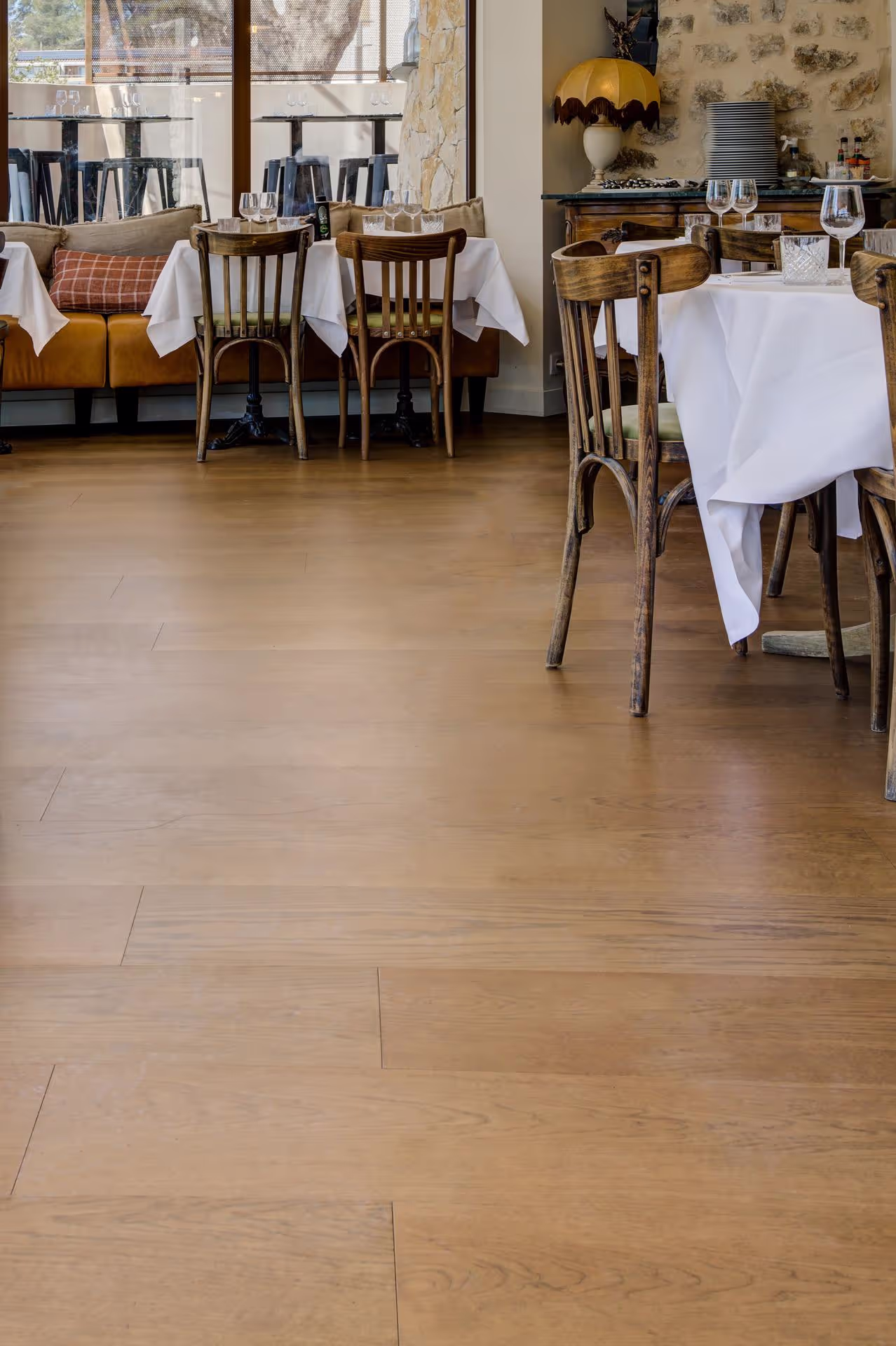 The elegance of brown wood at the heart of a Provençal restaurant