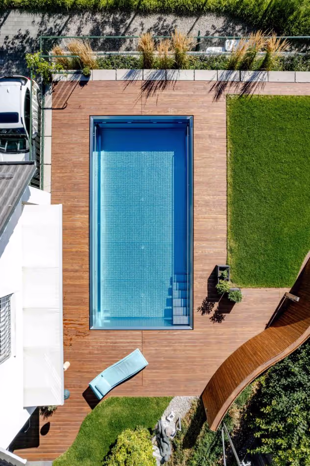 Brown Accoya deck and elegance at the poolside