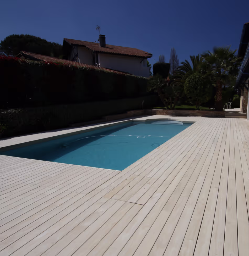 Accoya decking for two natural pools near Biarritz
