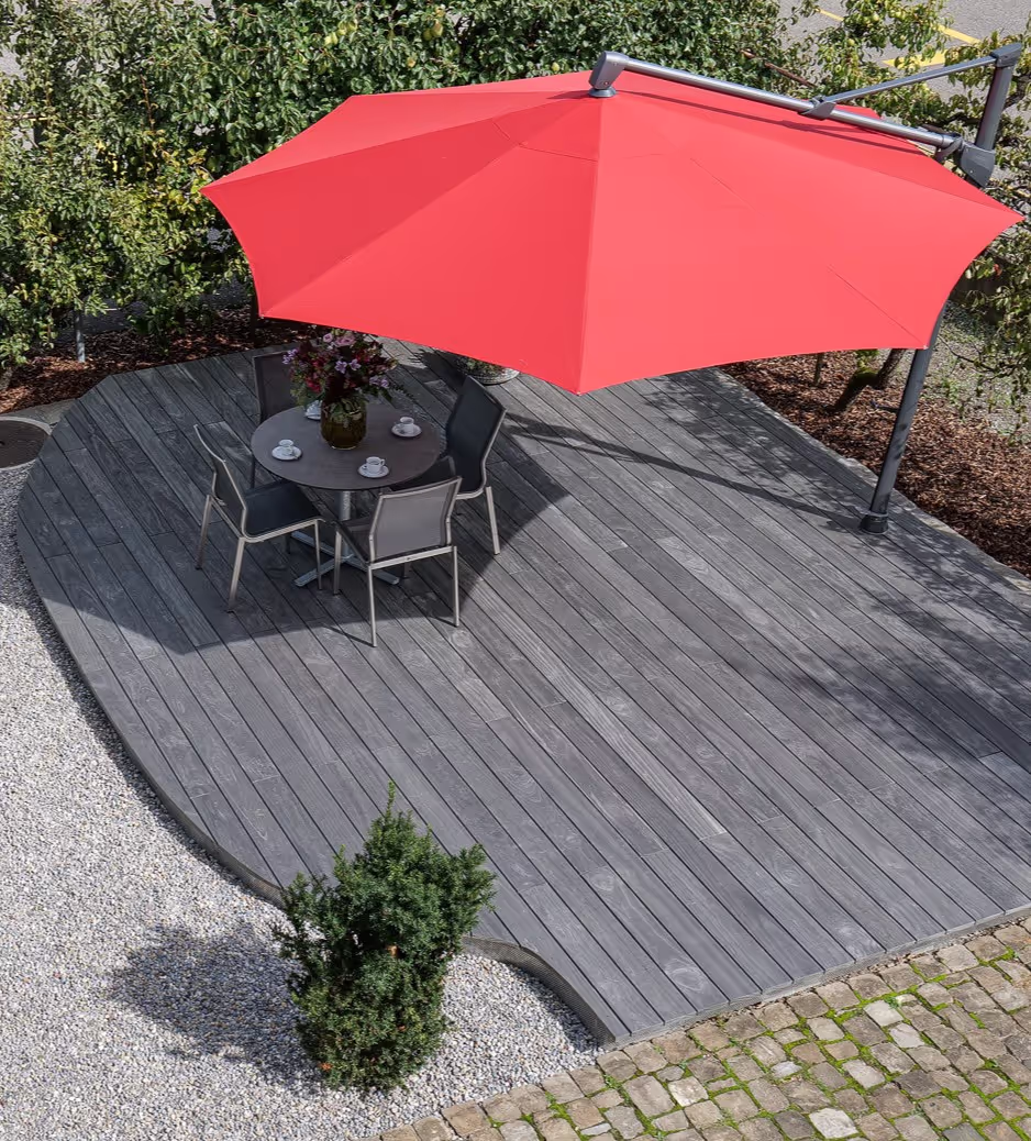 Une terrasse de jardin en bois Accoya Color gris