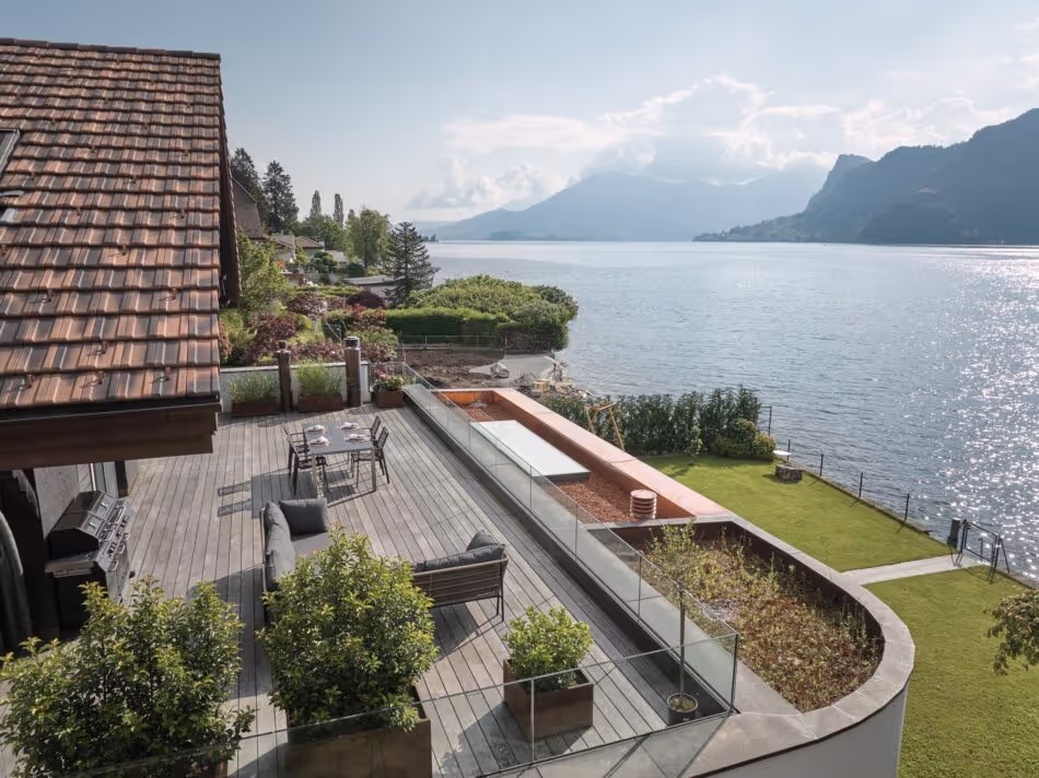 An Accoya Color Grey terrace and a breathtaking view
