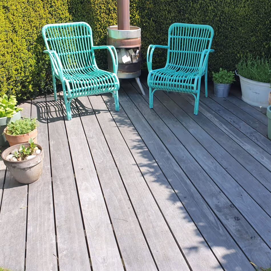 A garden oasis with an Accoya Color Grey deck