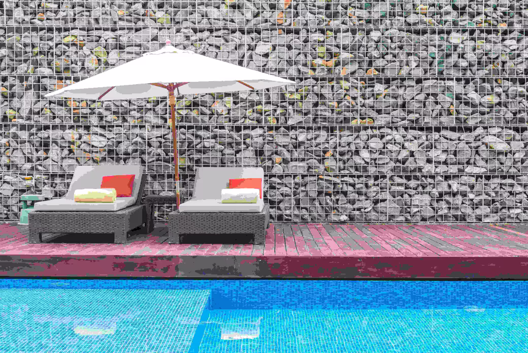 Les meilleurs bois pour une terrasse en bord de piscine sont la cosse de riz et l’Ipé