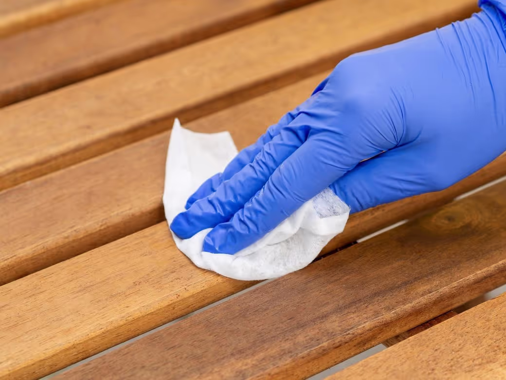 Le nettoyage du bardage en bois consiste à éliminer les polluants sans altérer les fibres du bois