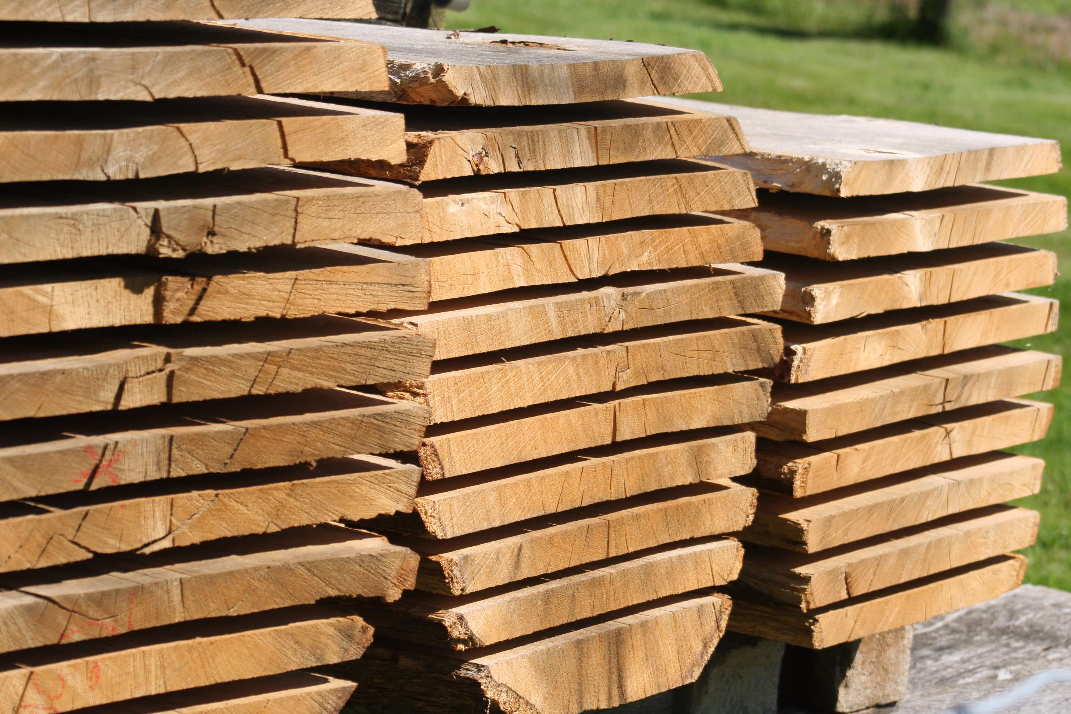 Un stock de bardage bois à épaisseur moyenne
