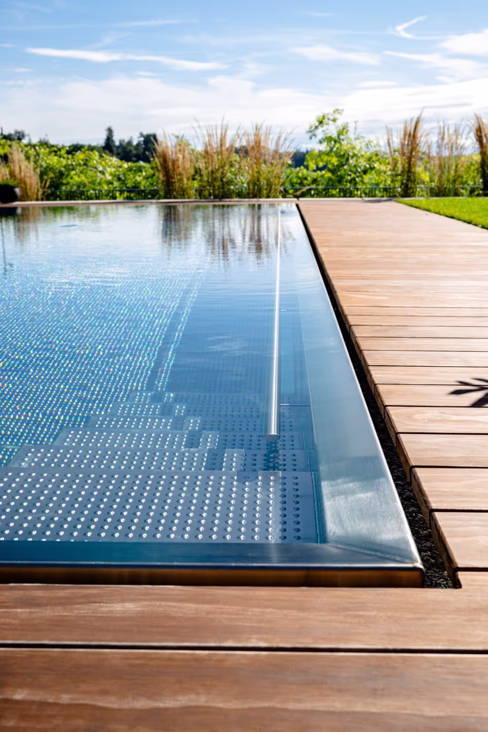 Brown Accoya deck and elegance at the poolside
