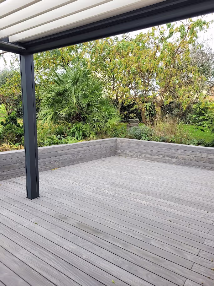An elegant, durable deck in the Sarthe