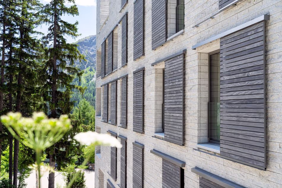 Des volets coulissants en Accoya pour le Tschuggen Grand Hotel