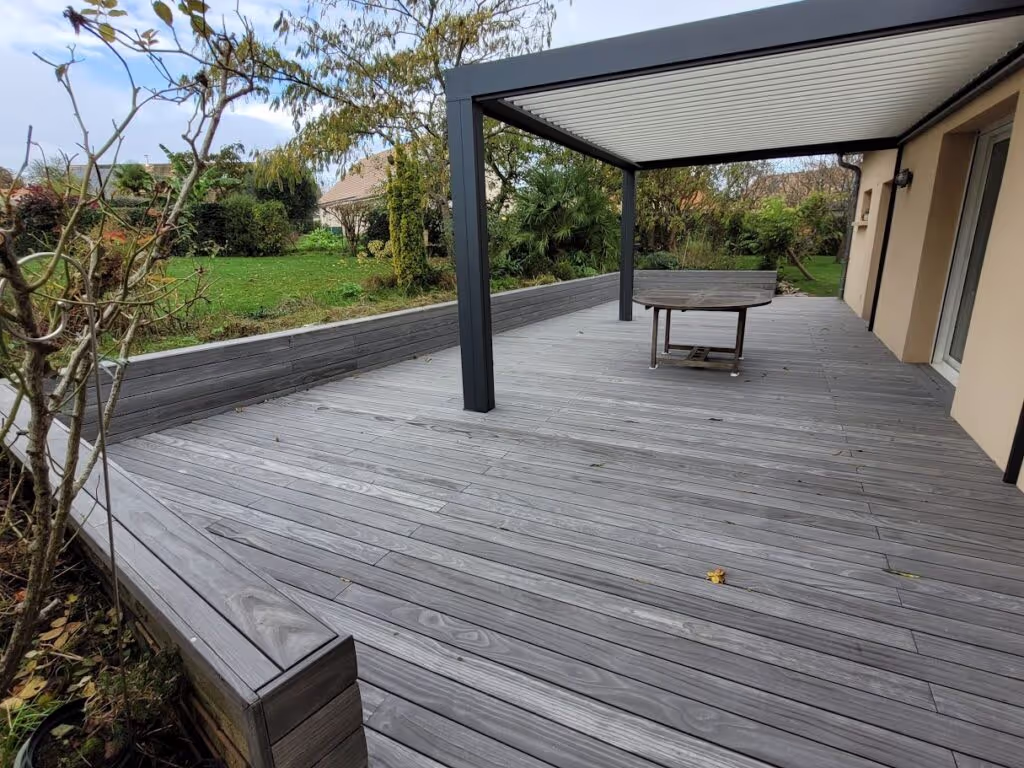 An elegant, durable deck in the Sarthe