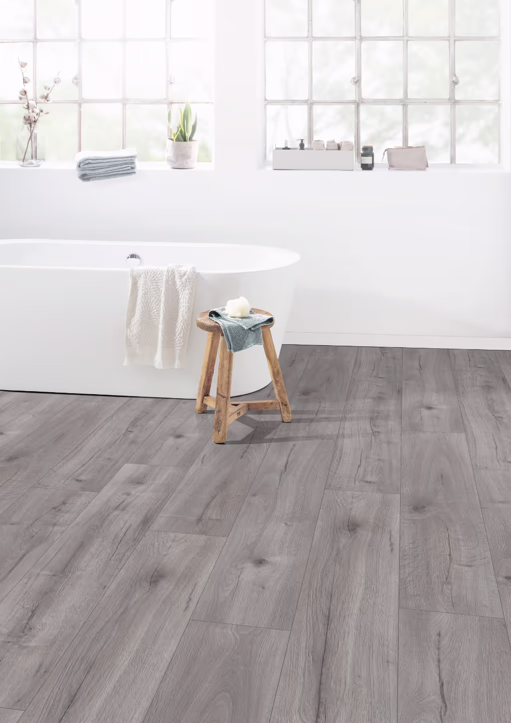 Revêtement de sol stratifié NatureSense Aqua 8/32 Large Chêne Loja gris clair